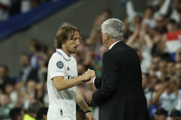 Luka Modric i Carlo Ancelotti es donen la mà en un partit del Reial Madrid / Foto: EFE