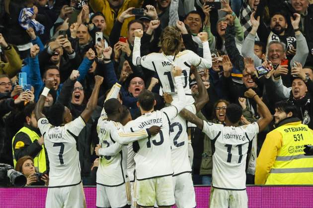 El Reial Madrid celebra el gol de Luka Modric contra el Sevilla / Foto: EFE
