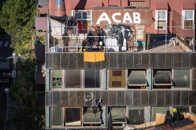 Las Mejores Im Genes Del Desalojo De Los Mossos Del Kubo Y La Ruina En