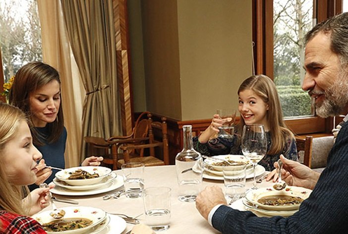 familia real cenando cena toda la familia