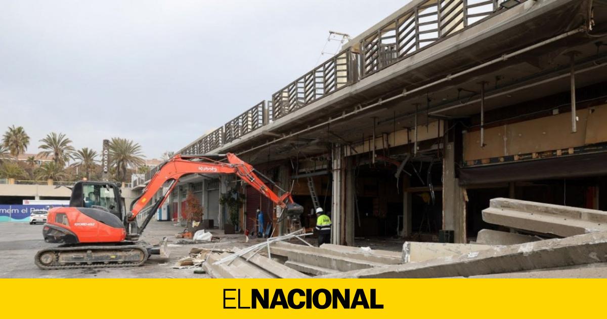 Empieza el derribo de los antiguos restaurantes del Port Olímpic de