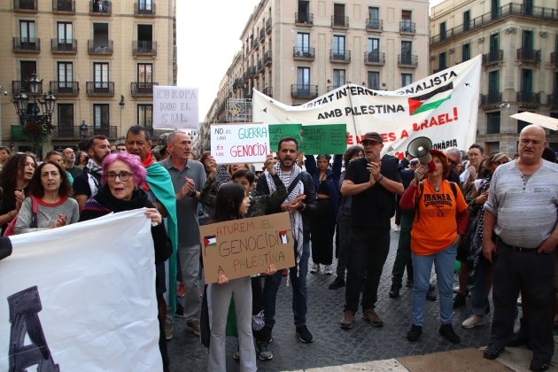 Unes 1 200 persones es concentren a la plaça Sant Jaume per denunciar