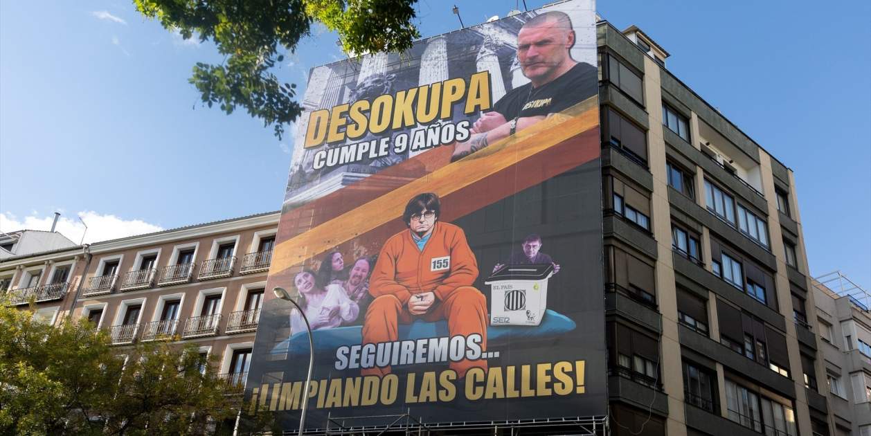 Desokupa Viste A Puigdemont De Prisionero En Una Pancarta Gigante En El