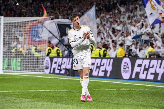 Cremi Güler aplaudeix durant un partit del Reial Madrid en el Santiago Bernabéu / Foto: Europa Press