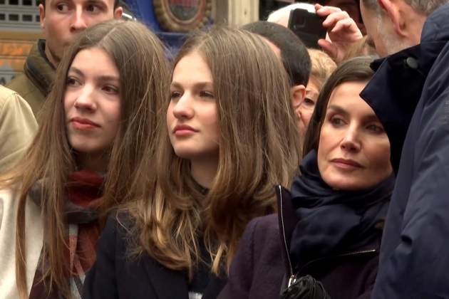 EuropaPress 5858673 reis felipe letizia junt filles princesa leonor infanta sofia procesion