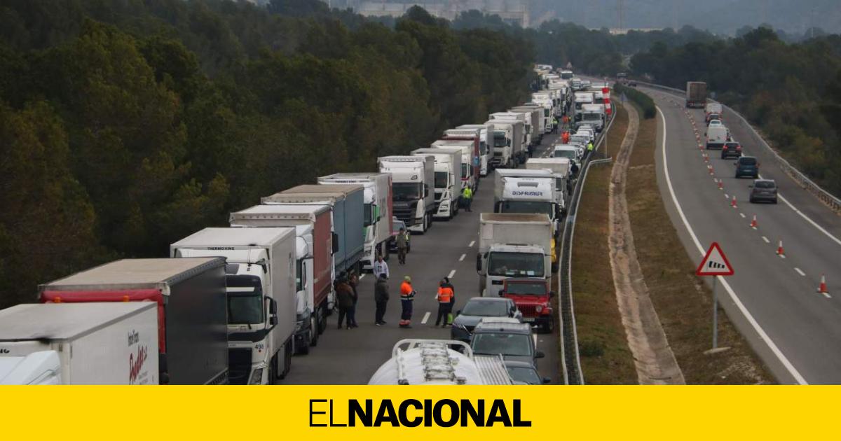 Retencions quilomètriques a l AP 7 sud durant tot el dia per l accident