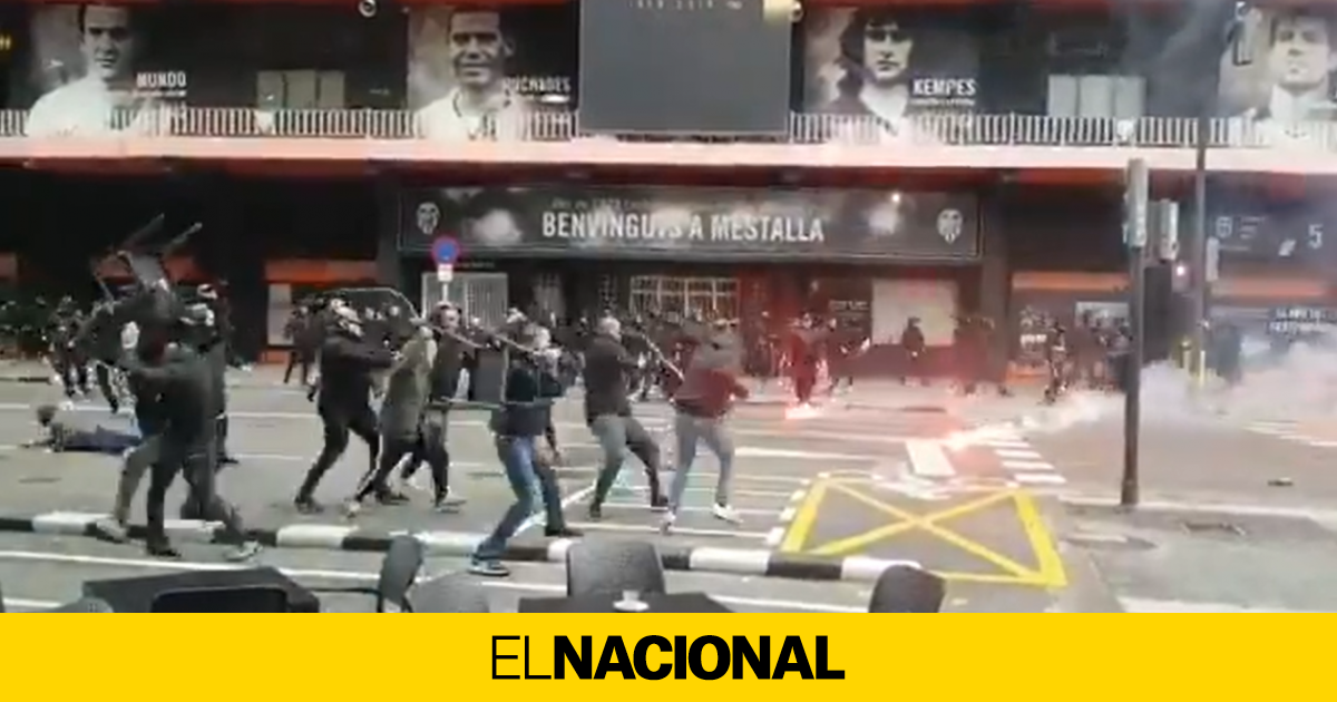 VÍDEO Batalla campal entre ultras del Barça y del Valencia