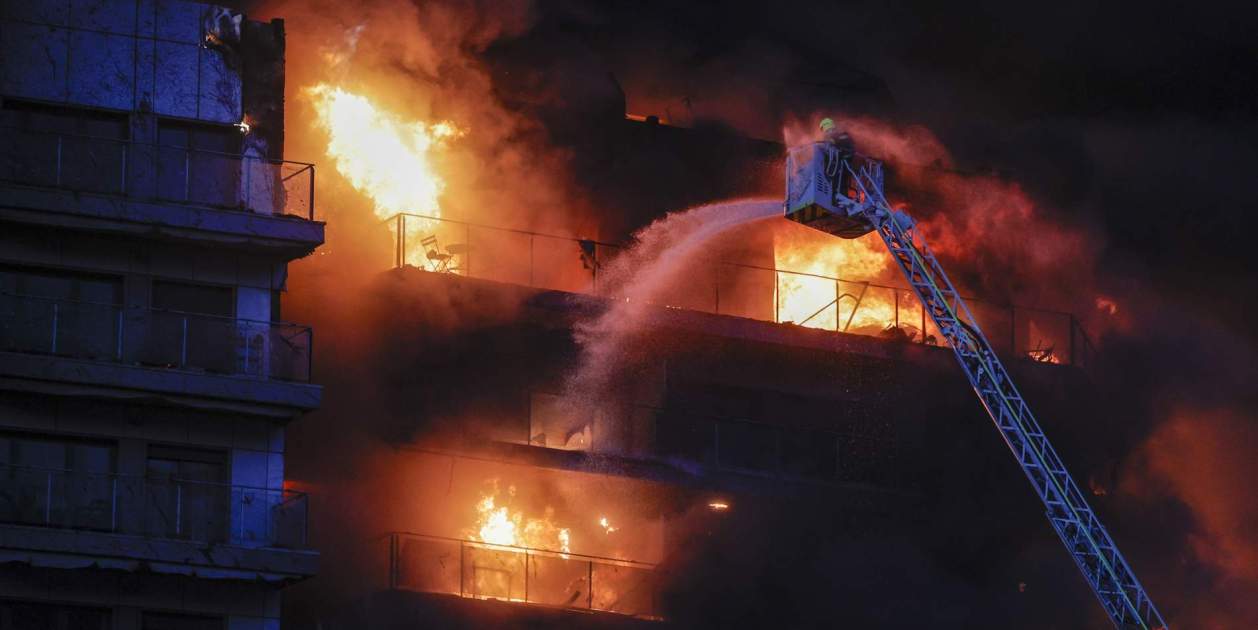 A swift and spectacular fire has destroyed a fourteen-storey apartment building located on Carrer Maestro Rodrigo in the city of València, and alth