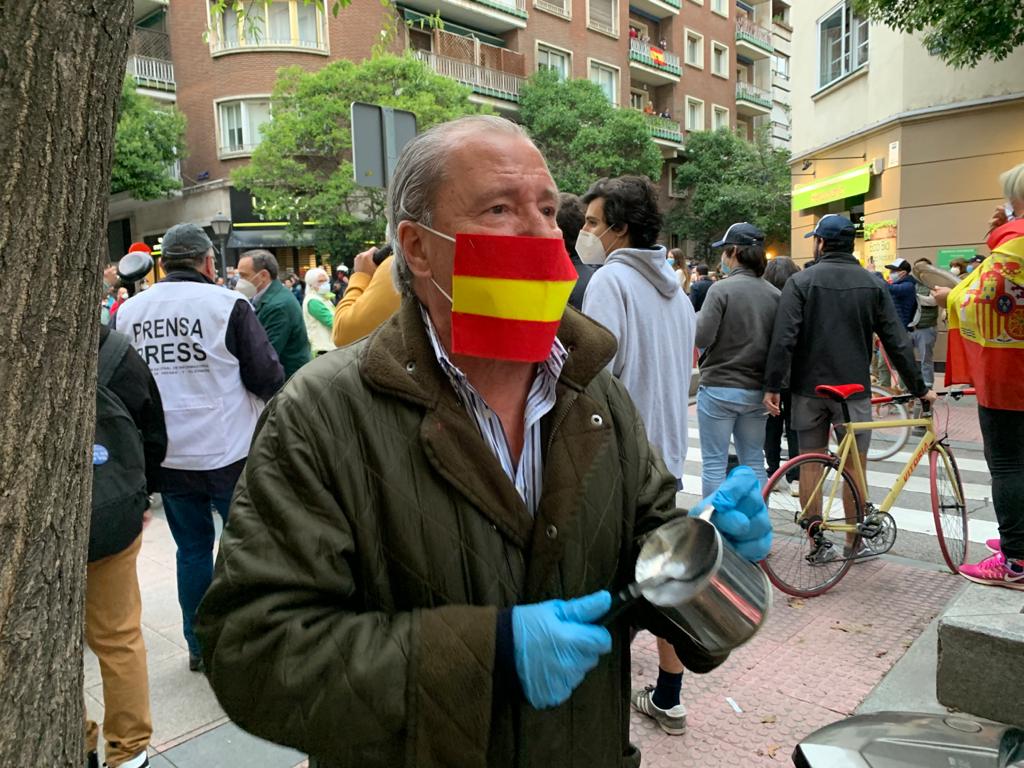 Una periodista de 'El País' dice que contestarle en catalán es de maleducados