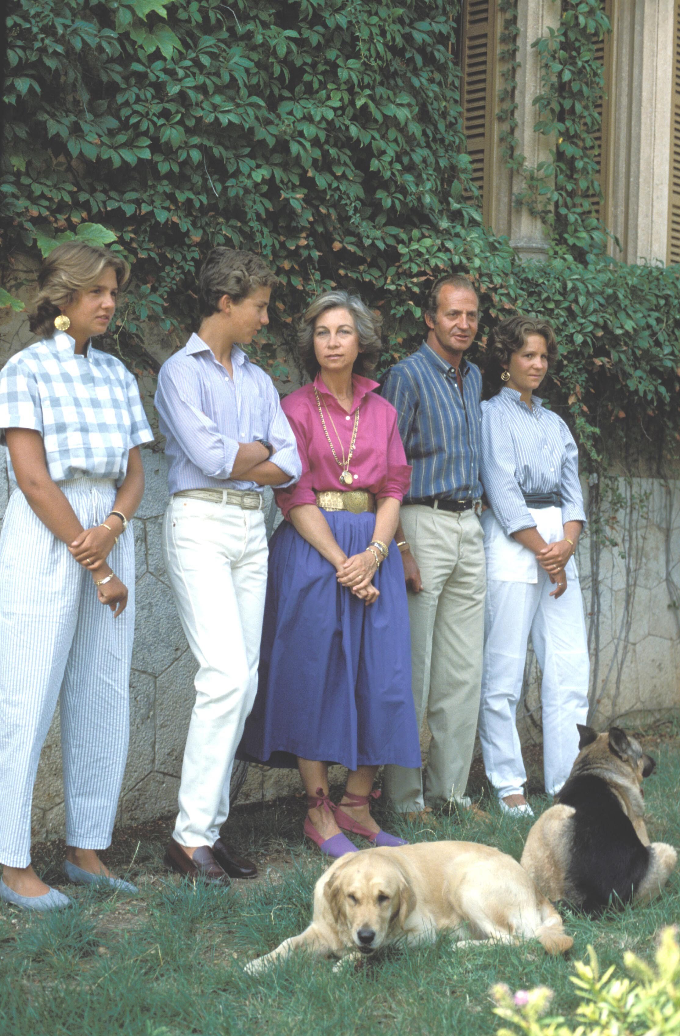 Felip VI proposa a les seves germanes dos llocs per enterrar Joan Carles I fora d'El Escorial