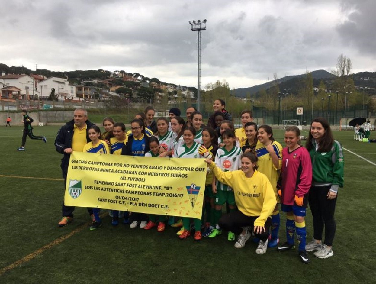 Emotiu gest d’esportivitat en un partit de futbol femení català