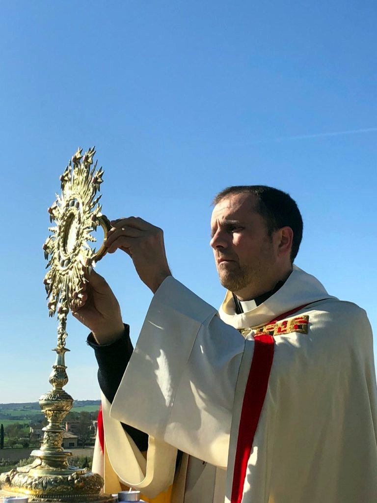 El exobispo de Solsona, Xavier Novell, padre de gemelas: el peculiar nombre de una