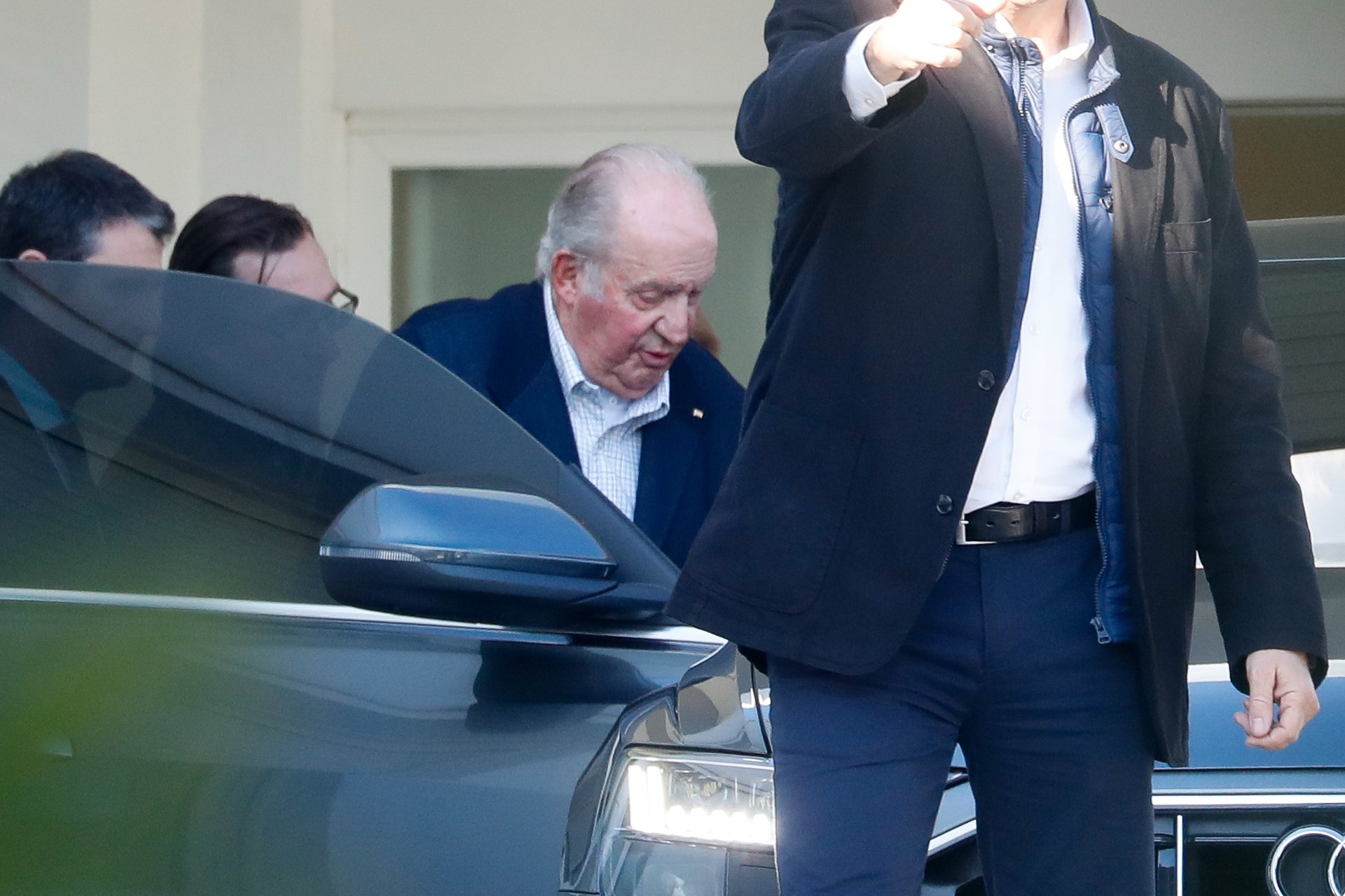 Joan Carles enganya tothom i una portada l'ensorra: surt fent un gest molt groller