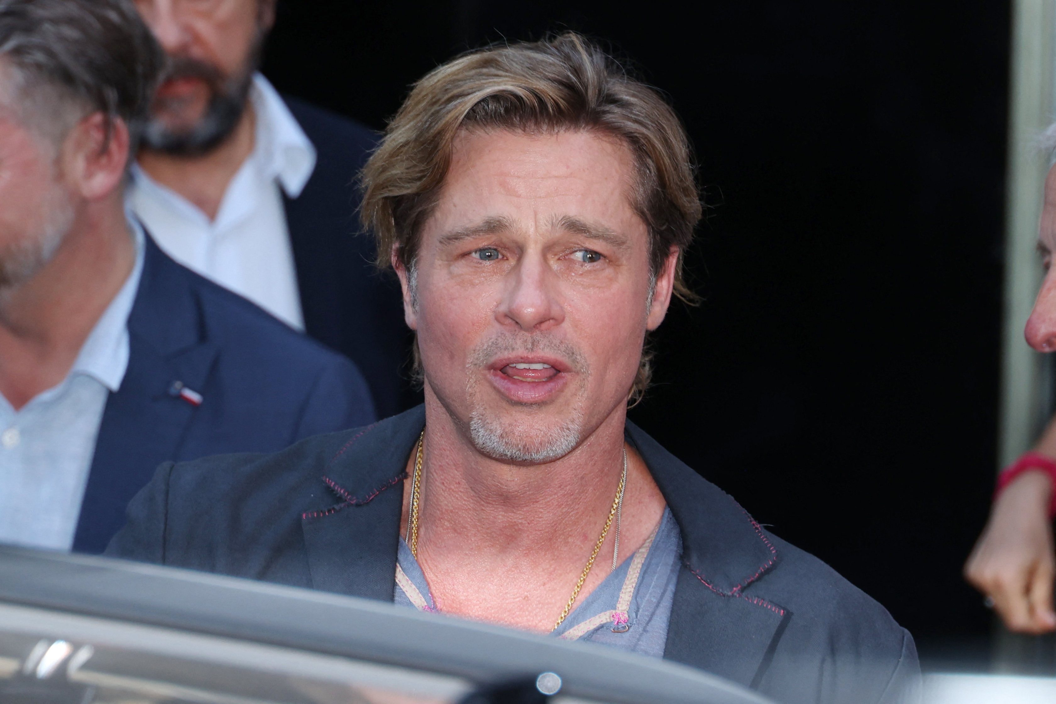 Brad Pitt, l'home més guapo del món, va vestit amb faldilles i li queden bé
