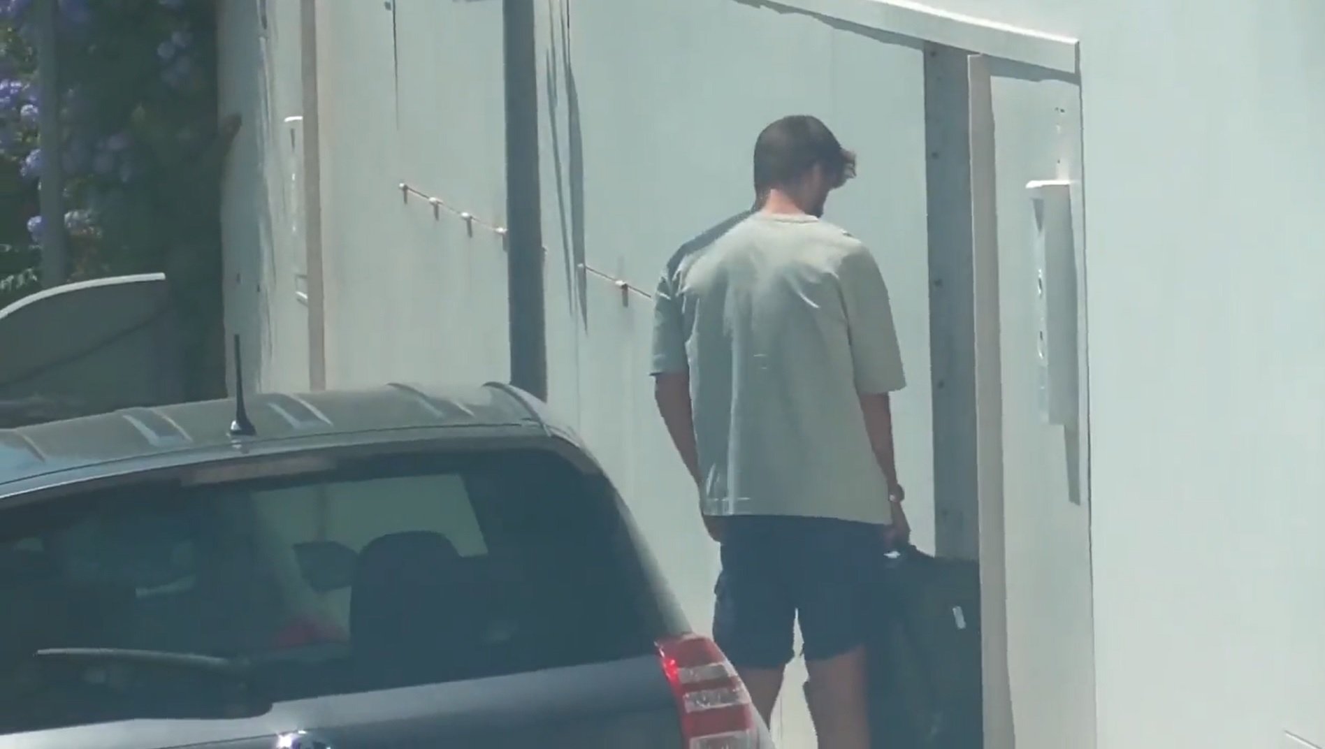 Gerard Piqué aparca el coche delante de un club de estriptis de Barcelona: FOTOS