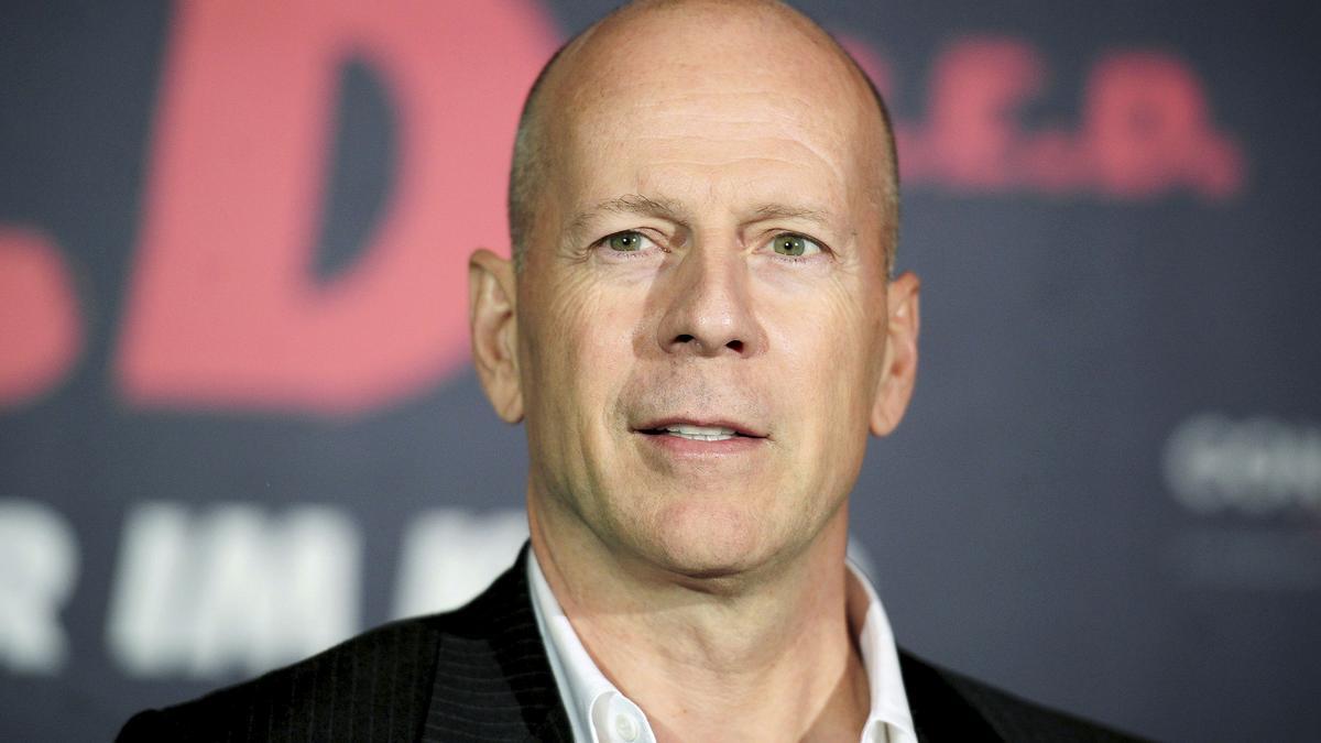 Esborronadora foto de Bruce Willis deteriorat físicament per la malaltia
