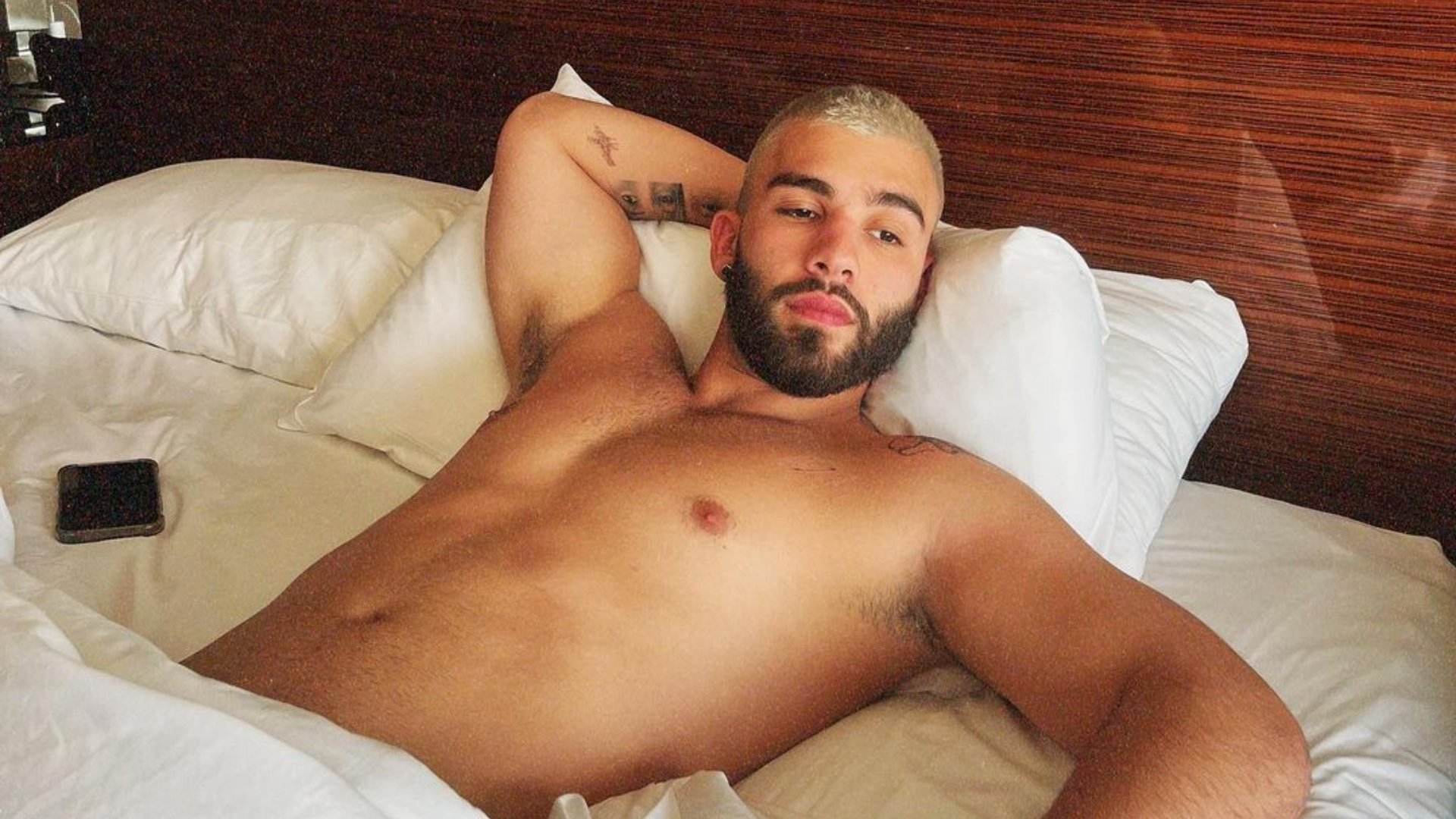 El cantant Manuel Turizo, sense roba i corrent per Miami, fotos explícites: la xarxa embogeix