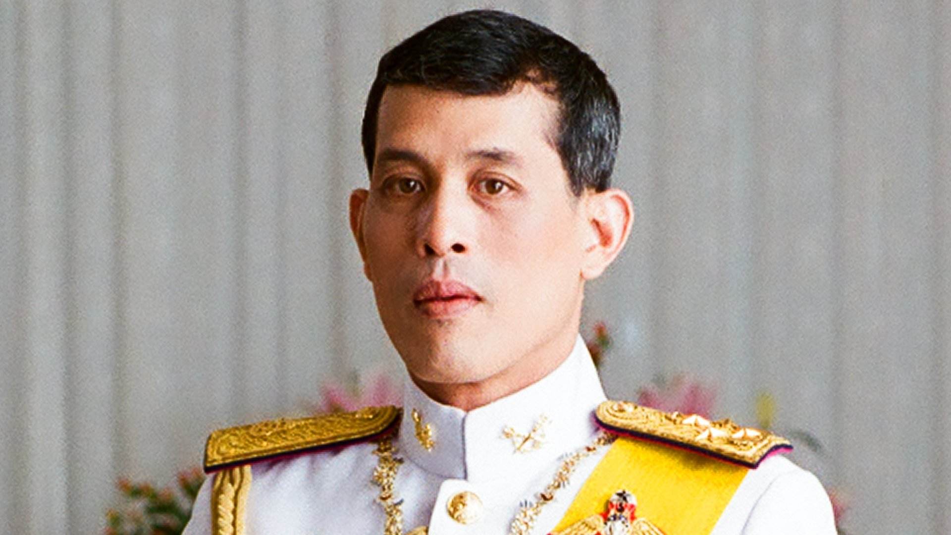 Adicto al sexo, tops y tatuajes: el excéntrico rey de Tailandia que puede salvar a Daniel Sancho