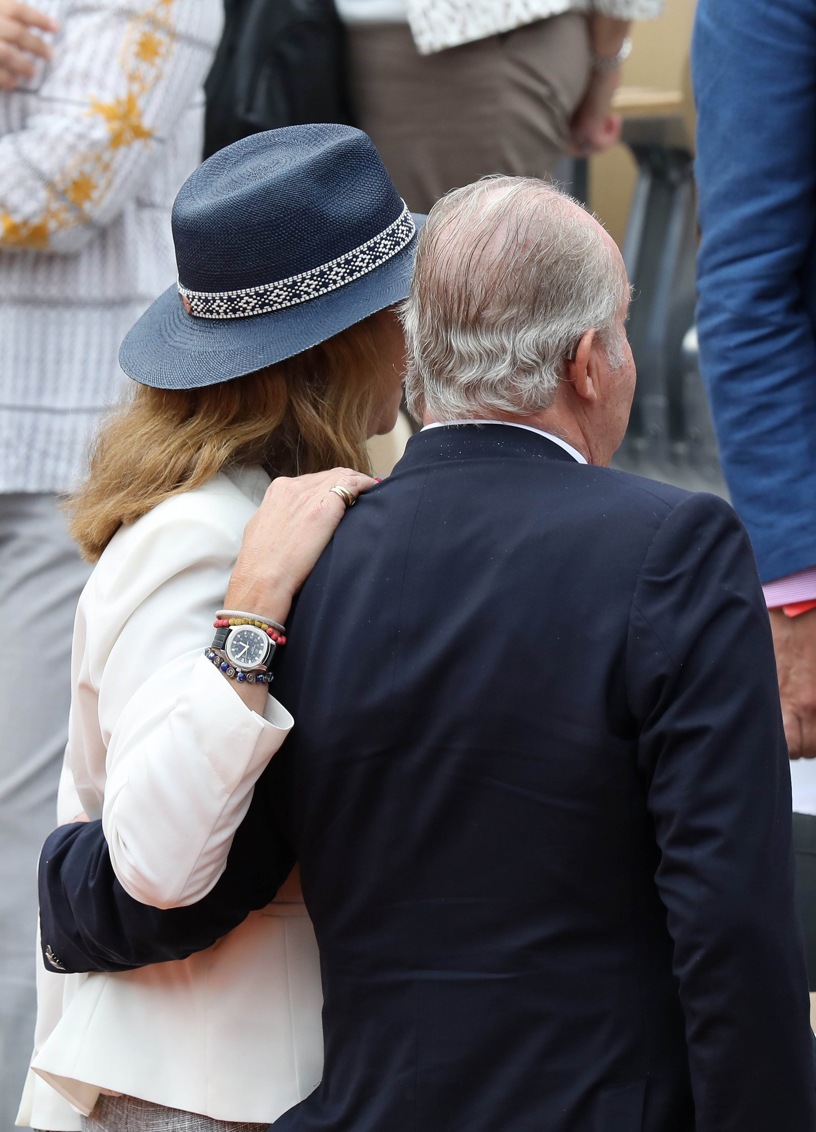 Juan Carlos y su hija, gordo, decrépito, y responde estúpido: imagen pésima en Wight
