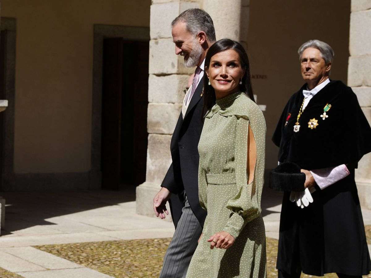 Letizia pierde los papeles con Felipe VI en el viaje a Zaragoza por la jura de la bandera de Leonor