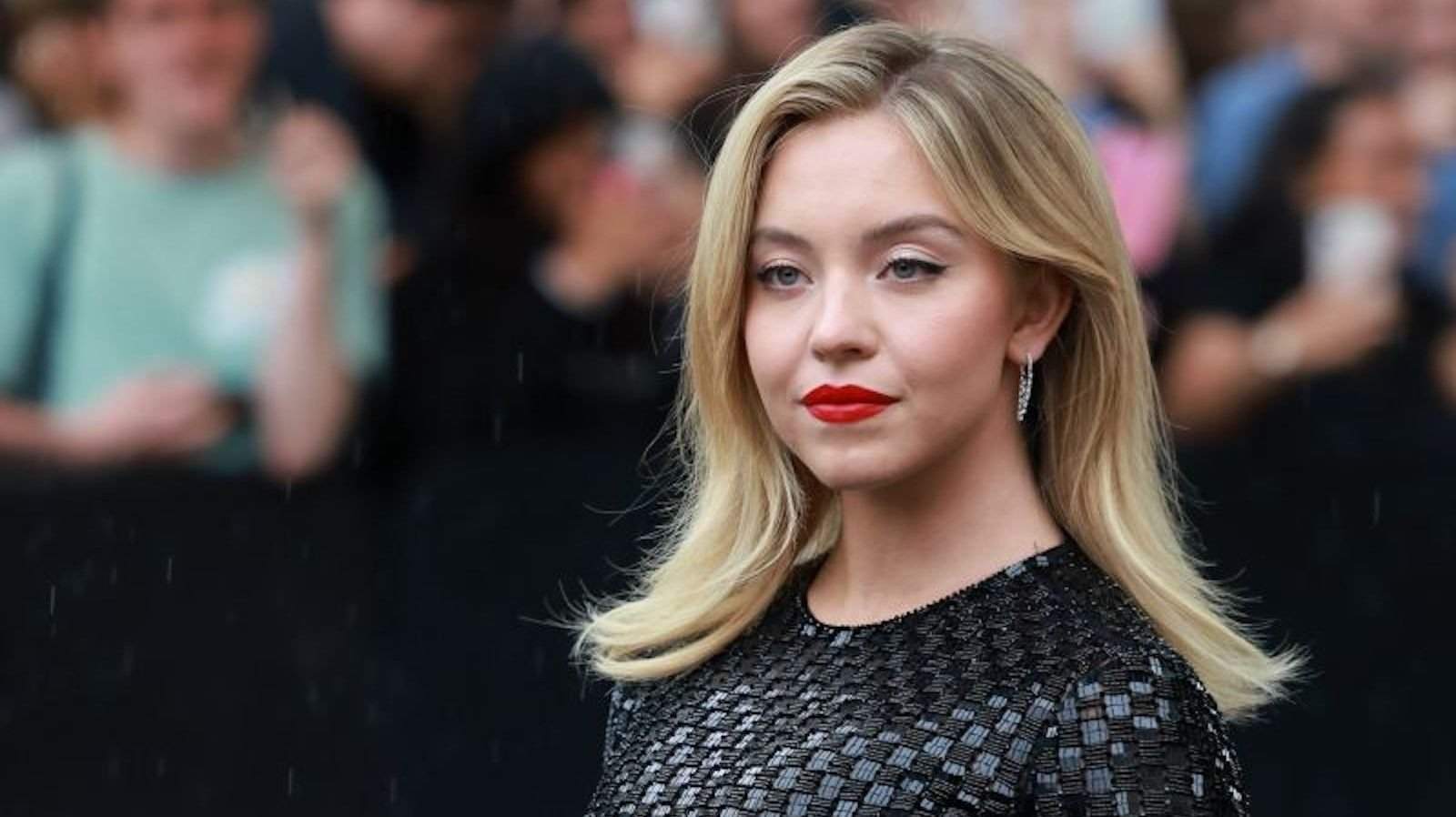 Sydney Sweeney sigue los pasos de otras actrices top con este vestido