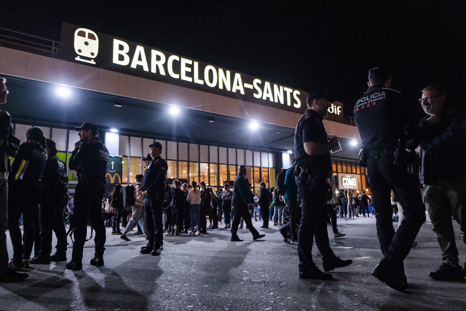 Roban a un VIP de Telecinco y carga contra los Mossos en Sants: "Qué vergüenza"