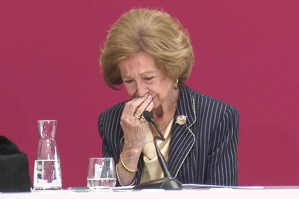 La reina Sofía, destrozada: la enfermedad se acelera. Rompe a llorar en público