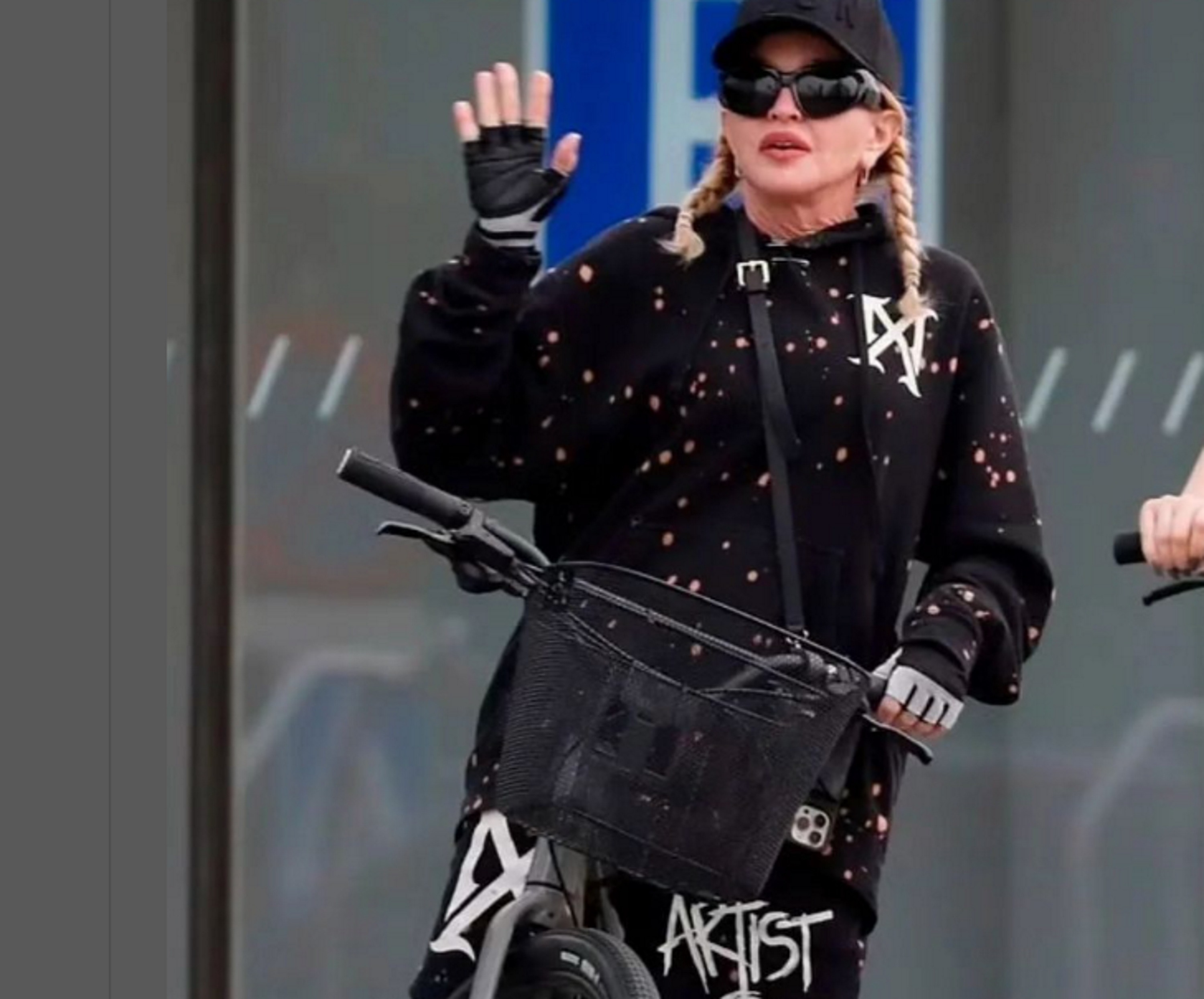 Madonna en xandall i trenes als 65 anys per la Barceloneta i ningú la reconeix