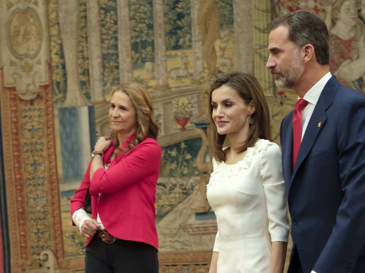 La infanta Elena convierte a Letizia en protagonista para mal del brindis en el cumpleaños de Juan Carlos I