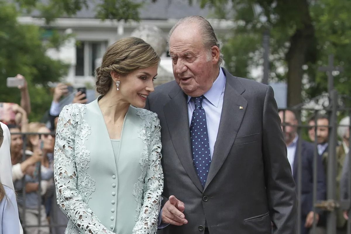 No sólo la reina Letizia supuestamente ha sido infiel en su matrimonio, parece que el rey emérito Juan Carlos I también lo fue, en más de una oportunidad, según el portal EnBlau