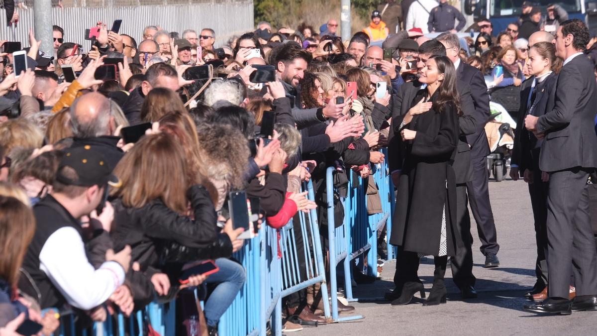 Encontronazo con Letizia en el supermercado con una madre y su hijo que le piden un selfie