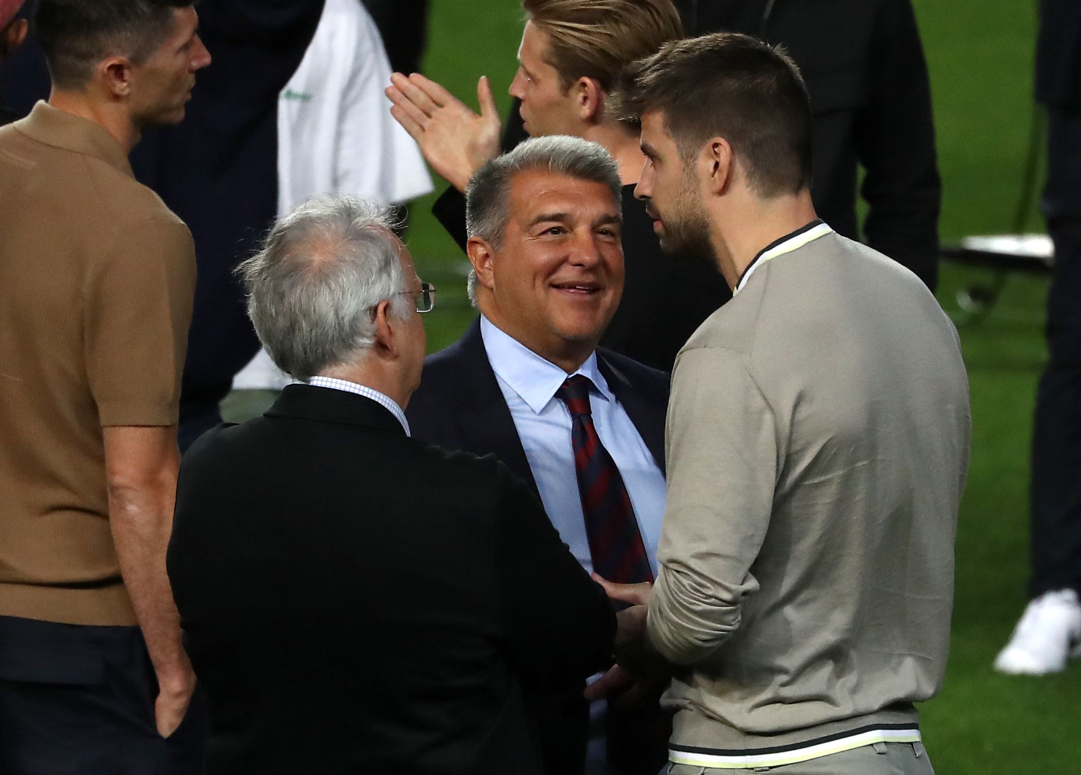 Imagen genial de Laporta y Piqué juntos de noche antes de la final de la Supercopa: un grito que ya es viral