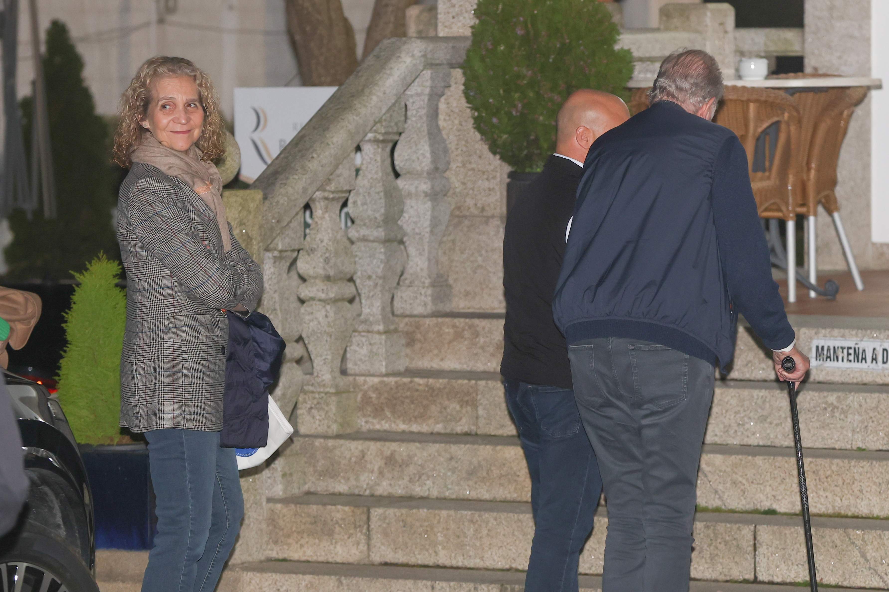 La infanta Elena traslada a su hermano la gravedad del estado de su padre que obliga a mudarse de casa