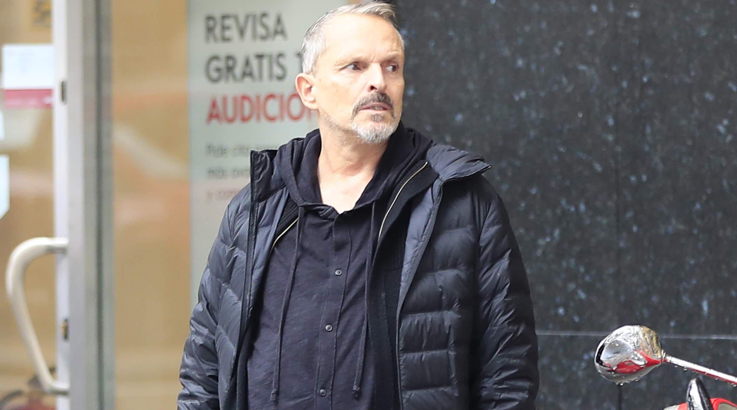 Miguel Bosé necessita diners urgents perquè els deutes l'estan ofegant