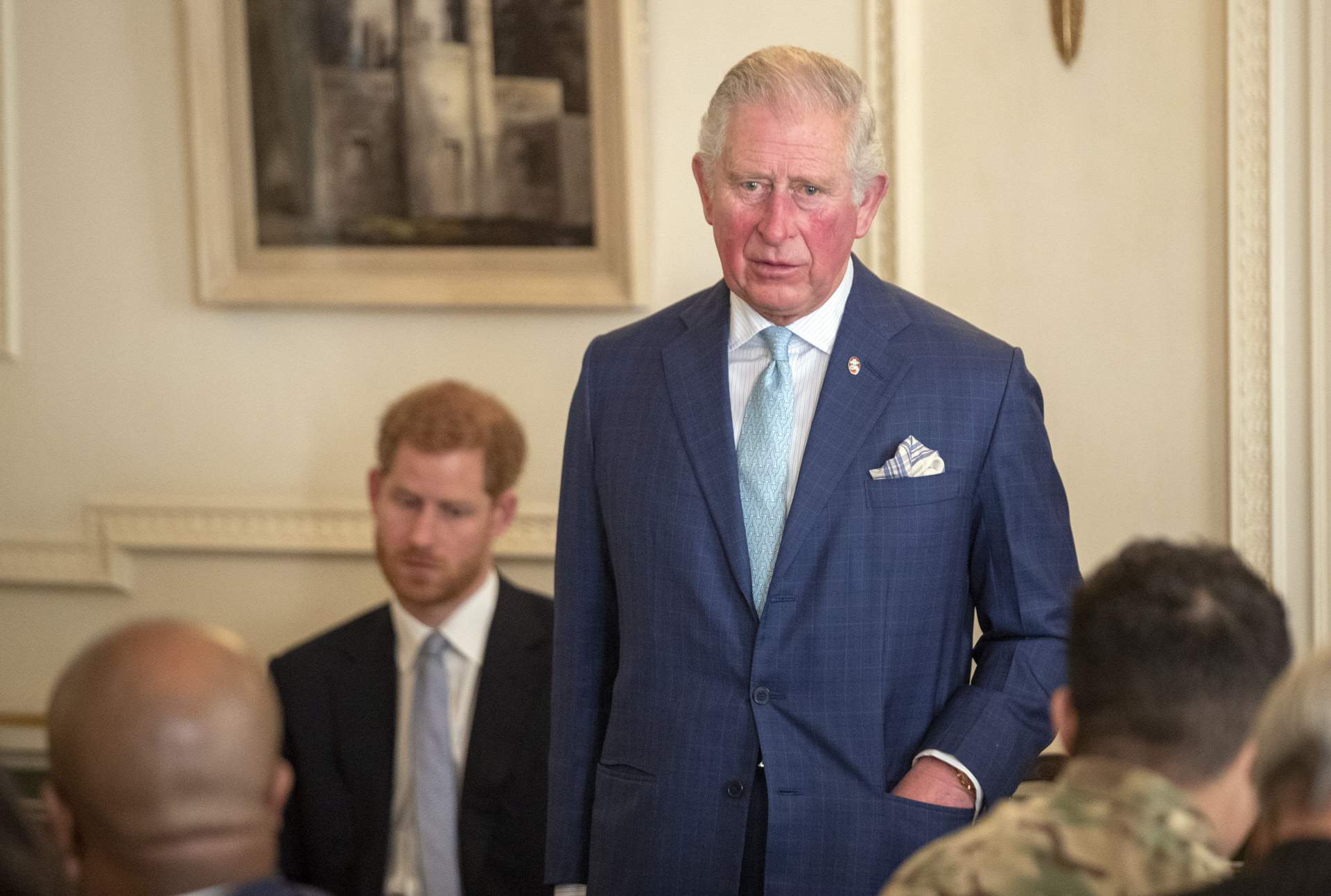 Enric humilia Carles III amb un triple gest en públic: els Windsor, ensorrats