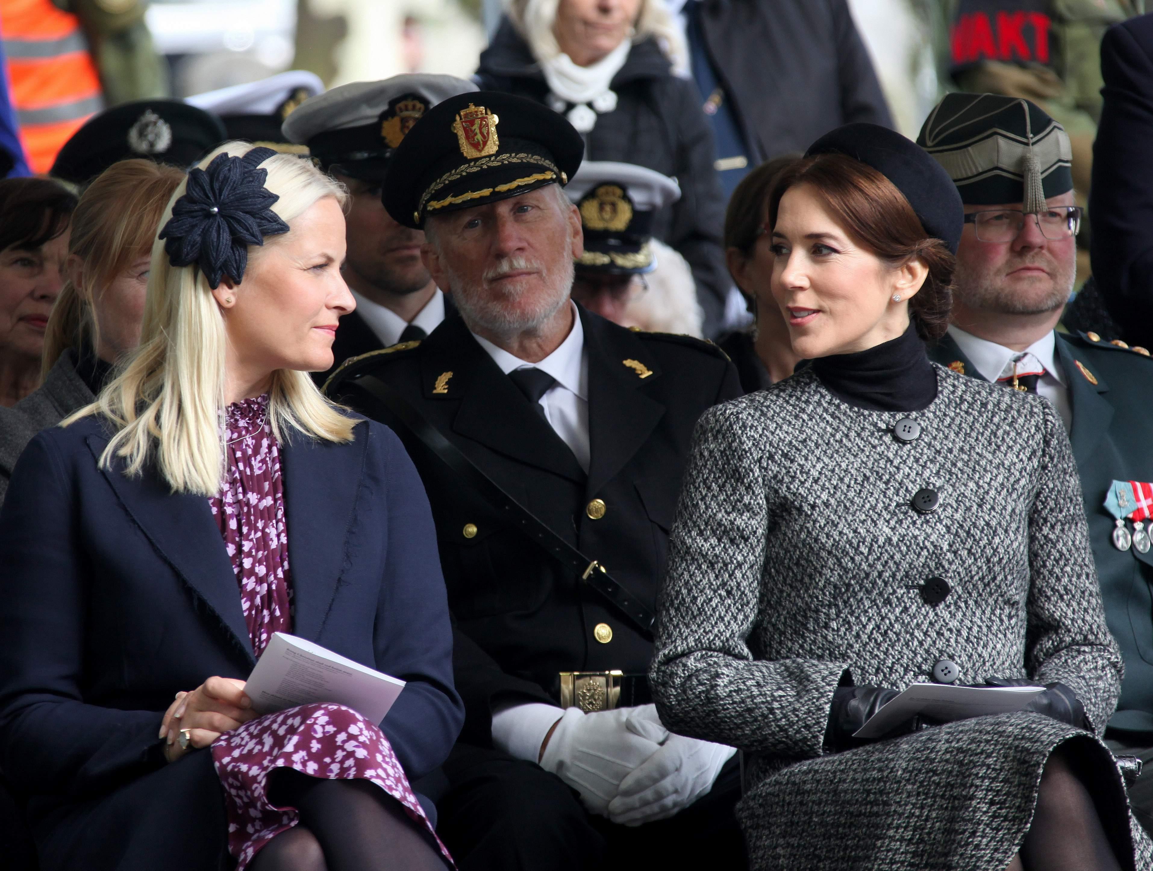 Mette-Marit y Mary de Dinamarca, extraño saludo en Oslo durante la visita real