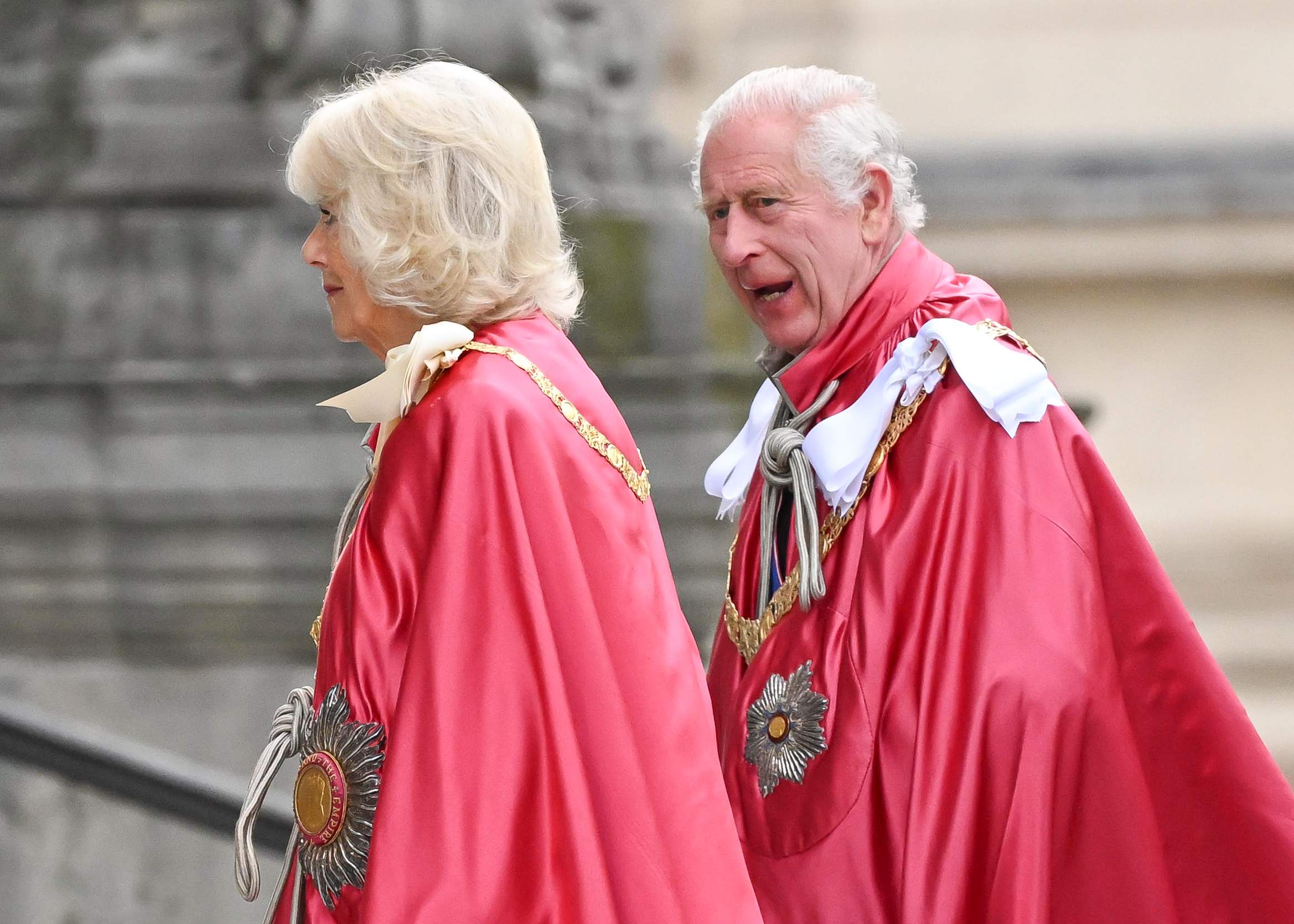 El retrato oficial de Carlos III altera al Reino Unido, “irás al infierno”