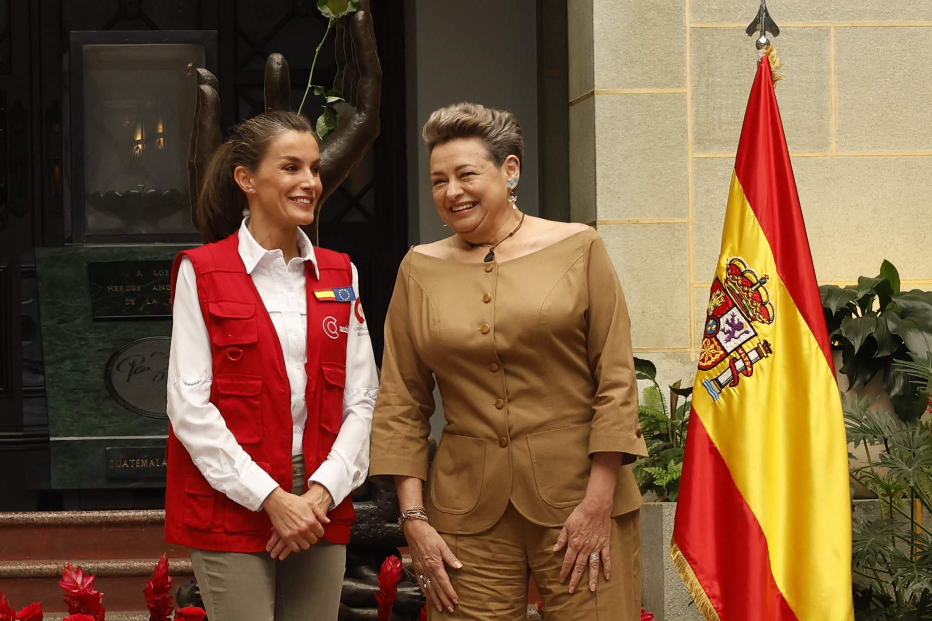 El look inapropiado de Letizia visitando países pobres: contraste con la Primera Dama