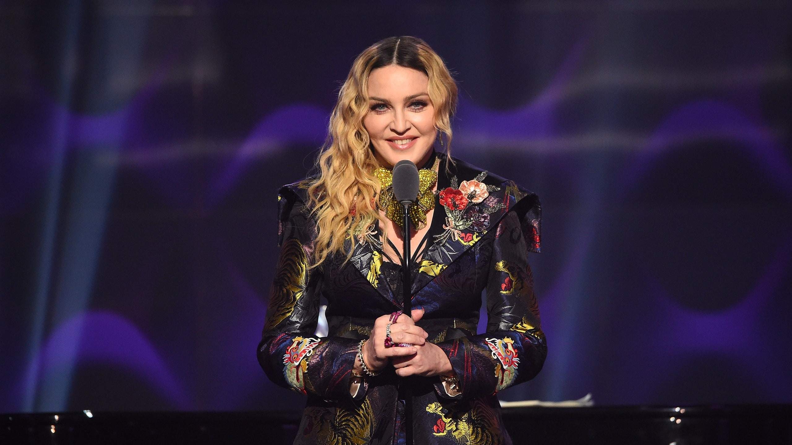 Madonna, demandada per ensenyar contingut adult en viu