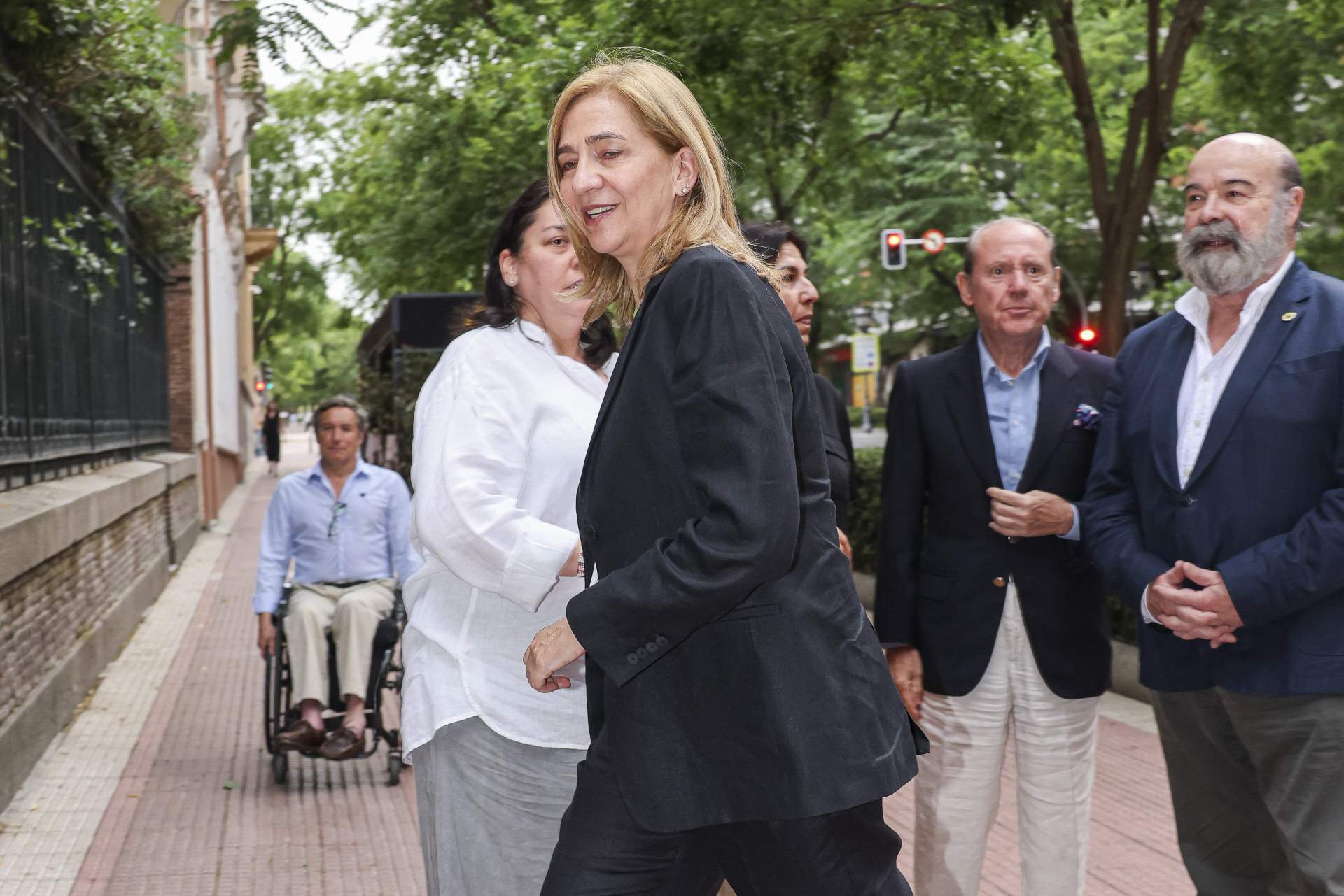 Cristina y Elena mal vestidas de funeral: genuflexión de la mujer de Antonio Resines