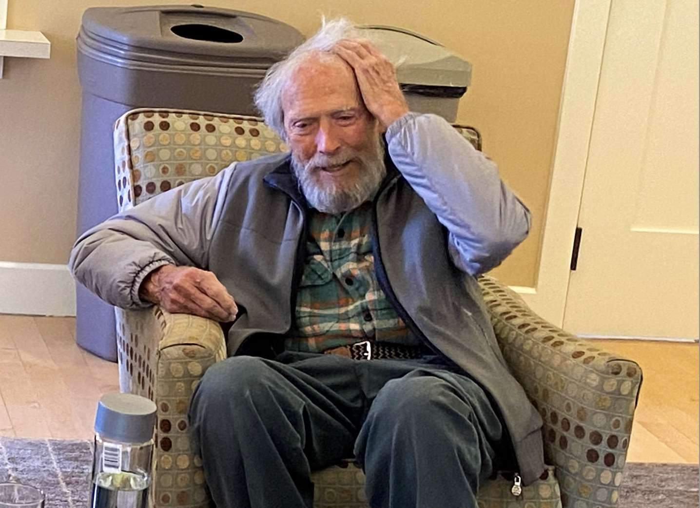 Clint Eastwood ja no pot pujar ni 4 esglaons, preocupant estat de salut