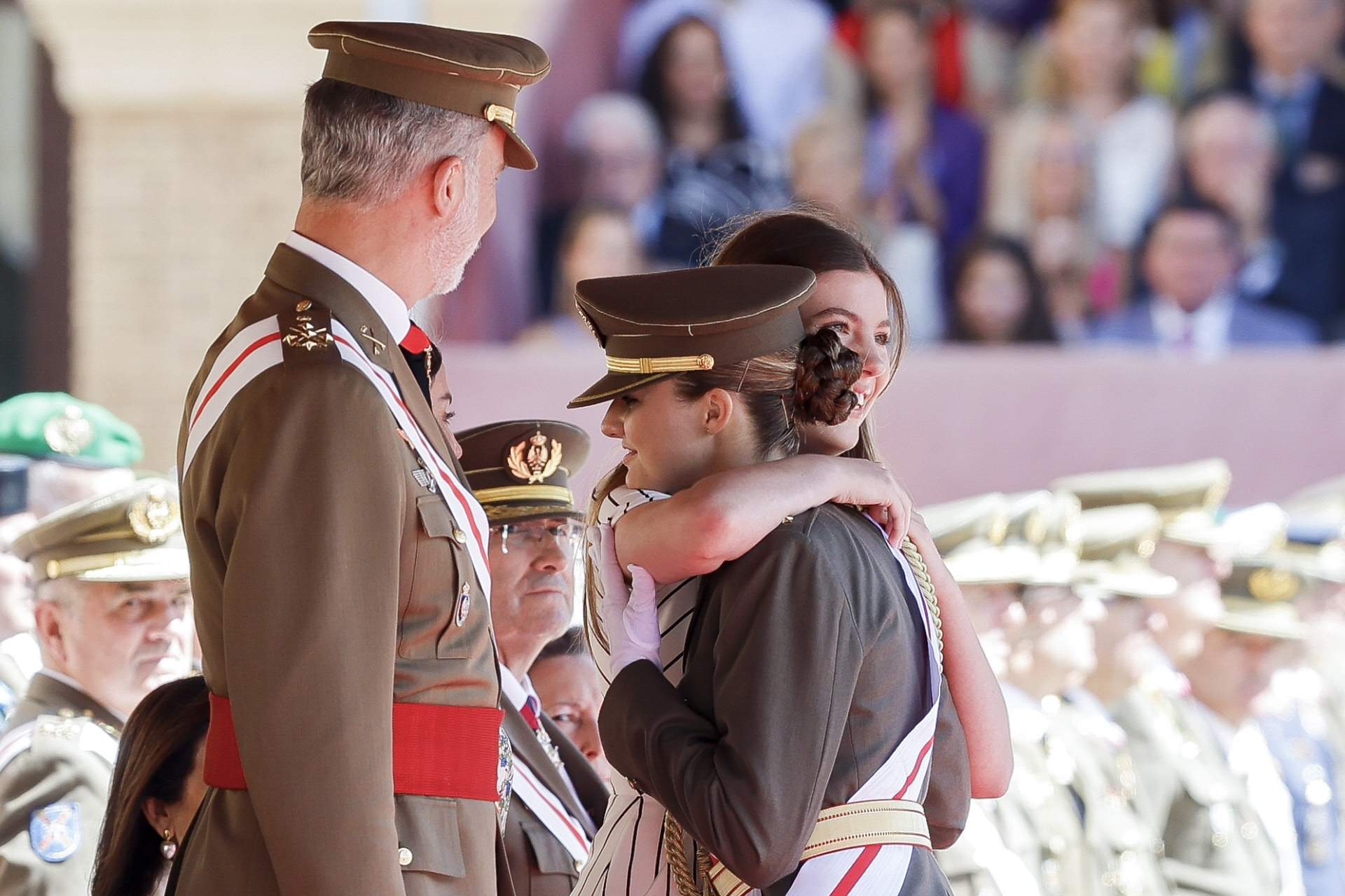 La infanta Sofía brilla abrazando a Leonor alférez: más alta, más elegante, mejor