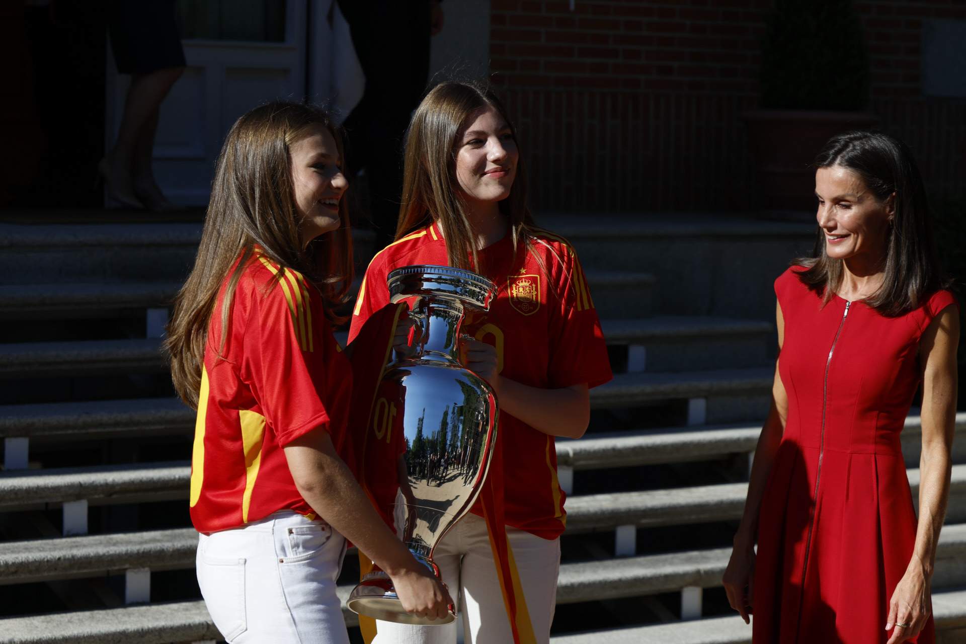 El gesto de Leonor y Sofía con un jugador catalán de la Roja en la recepción en Zarzuela por ganar la Eurocopa