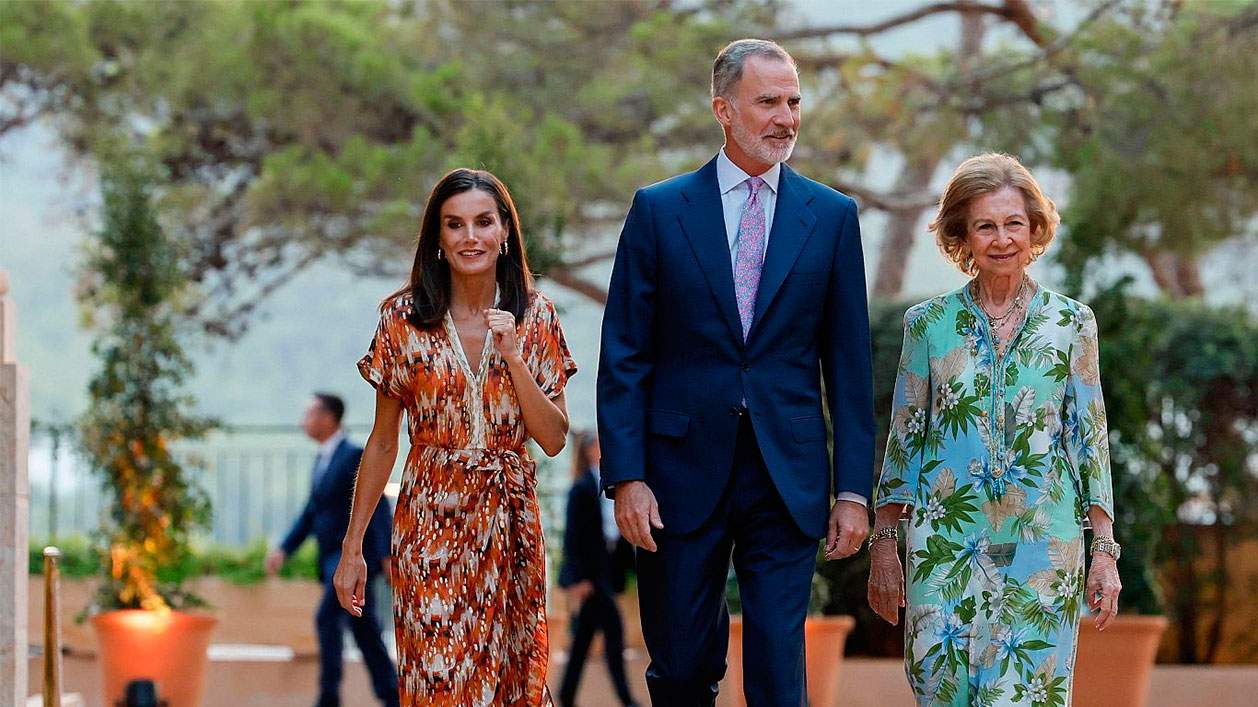 La reina Sofía y Letizia, protagonista para mal, le suelta la mano y le recuerdan que es una anciana