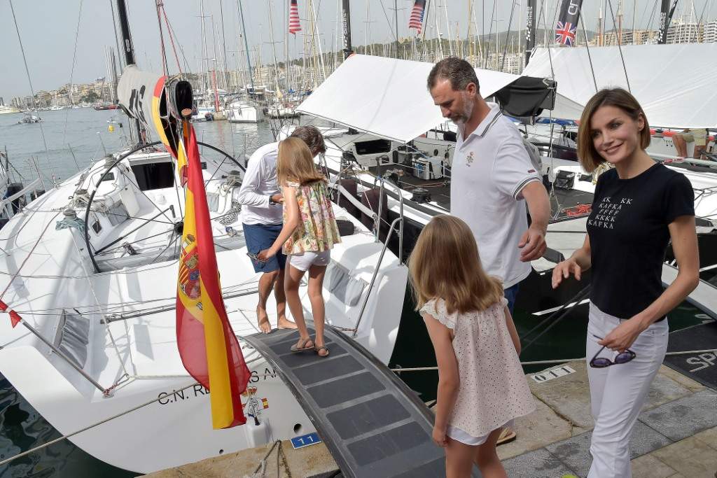 Felip VI no és amb Letícia ni amb les nenes, vacances per separat, 2 iots en puntes del món oposades