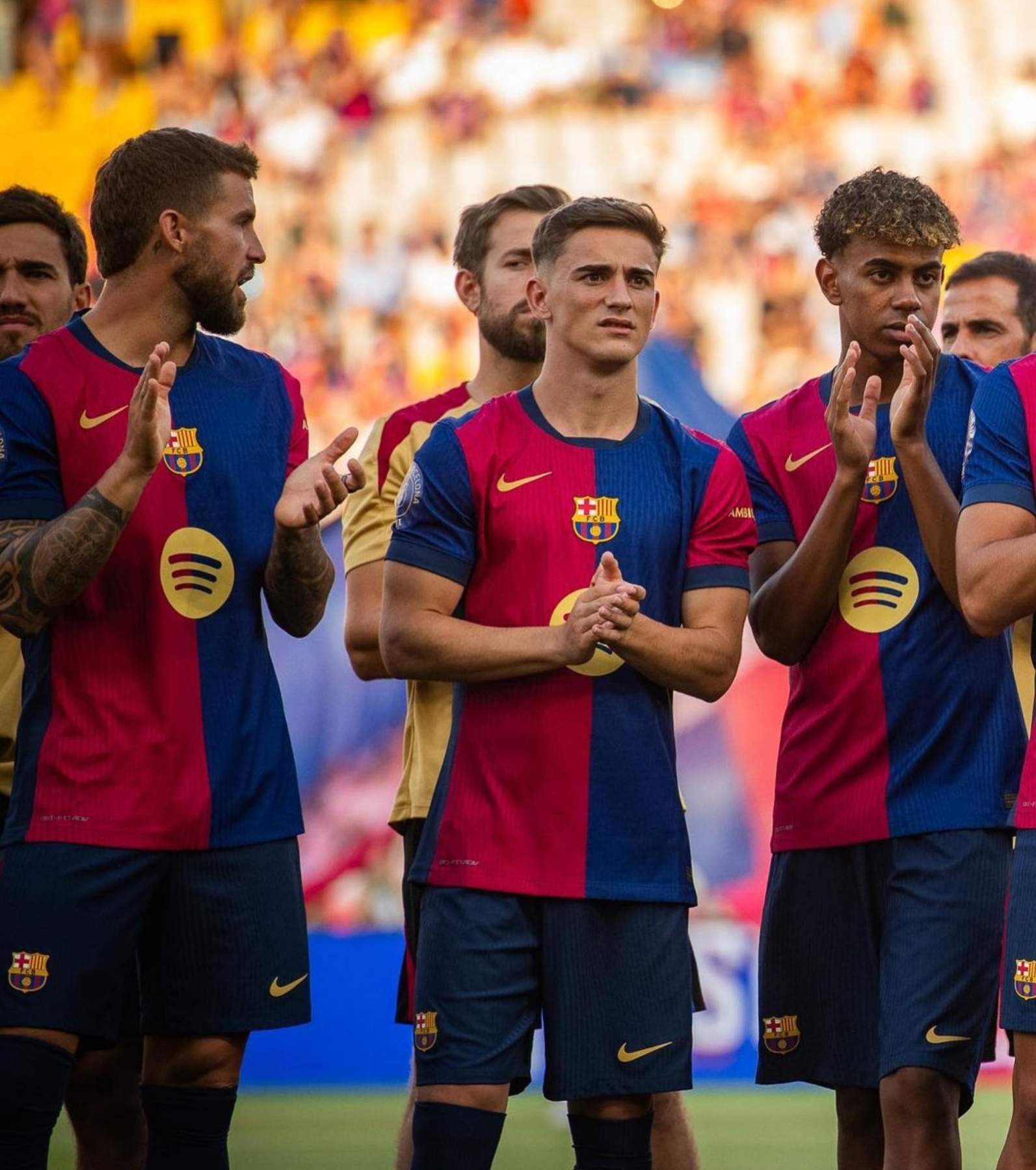 Tensión entre Gavi y la grada culé, momento incómodo con la camiseta del equipo: "¿eres bobo?"