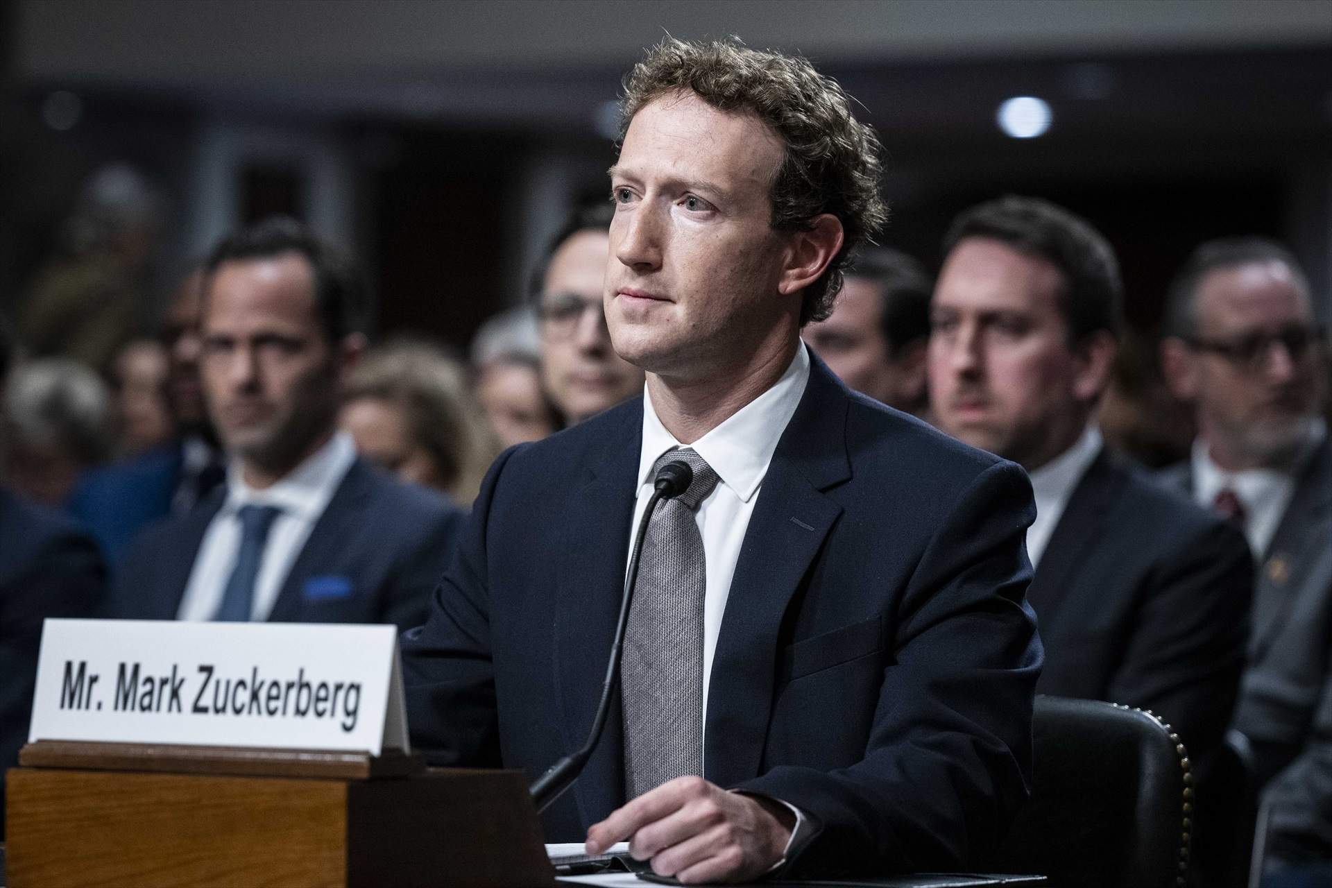 Mark Zuckerberg canvia el seu look per una dessuadora que dona suport a Kim Kardashian (i arrasa a les xarxes)