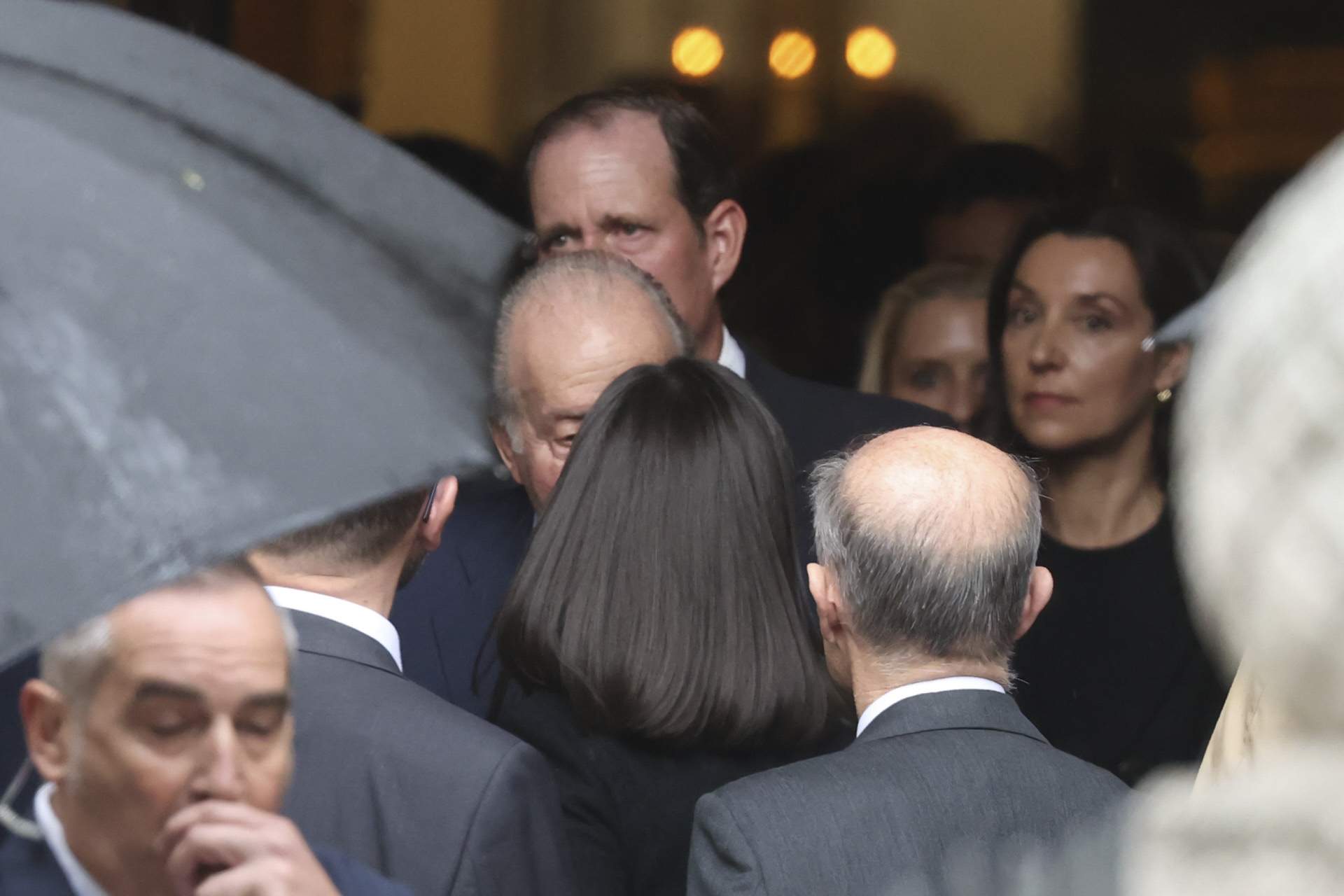 Tensió màxima, retrobament Letícia-Joan Carles, amb Felip fent equilibris, nervis a Zarzuela