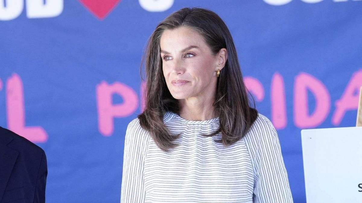 Letizia, vexada per una d'uns vint anys, es nega a abaixar el cap, ni reverència ni homenatge