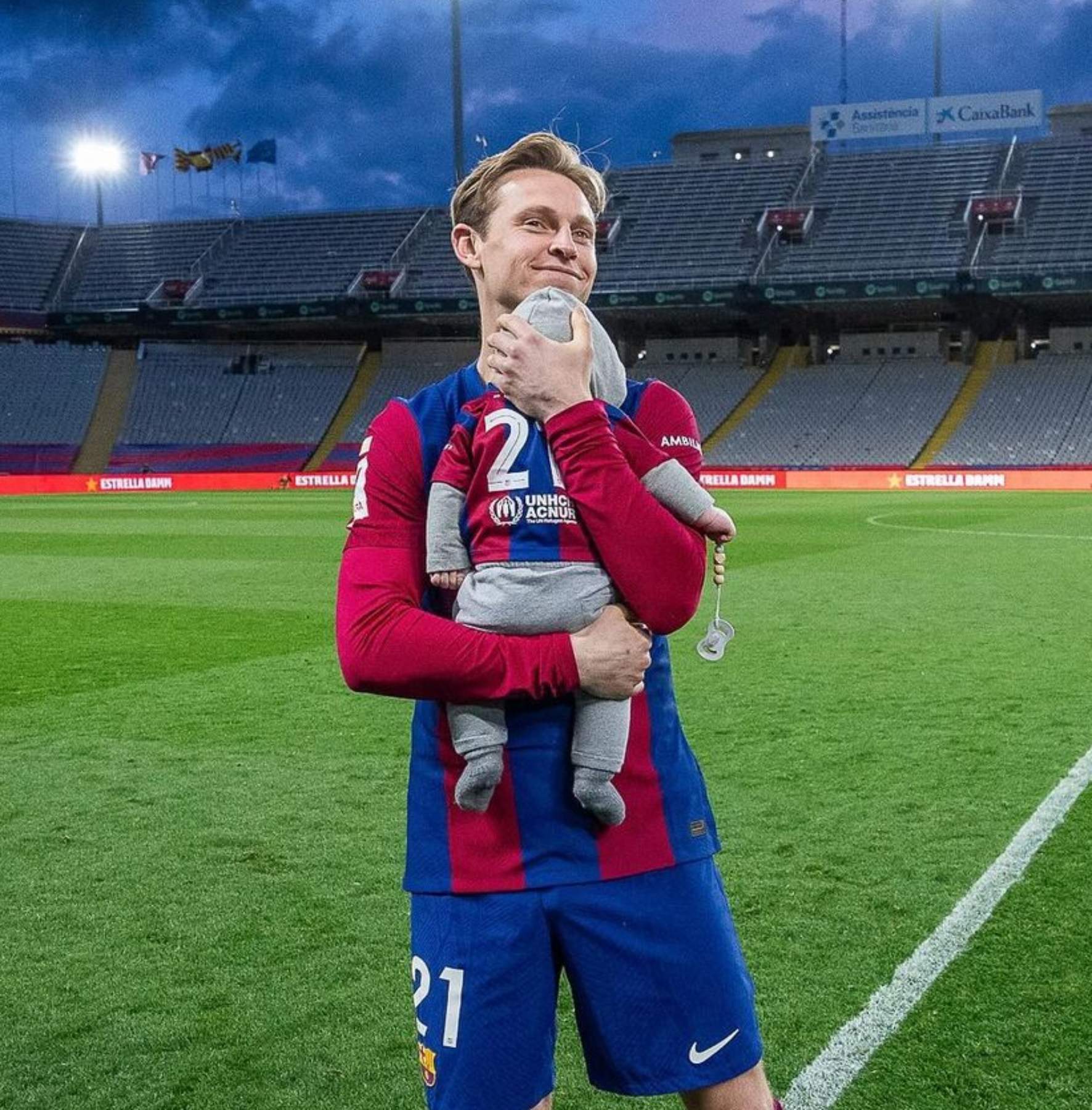 Frenkie de Jong emociona con su hijo en brazos, foto especial antes de su gran retorno